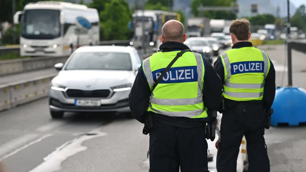 polizisten-an-einer-grenze-in-bayern-symbolbild-besonders-abschiebungen-direkt-an-der-grenze-sind-la.webp