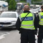 polizisten-an-einer-grenze-in-bayern-symbolbild-besonders-abschiebungen-direkt-an-der-grenze-sind-la.webp