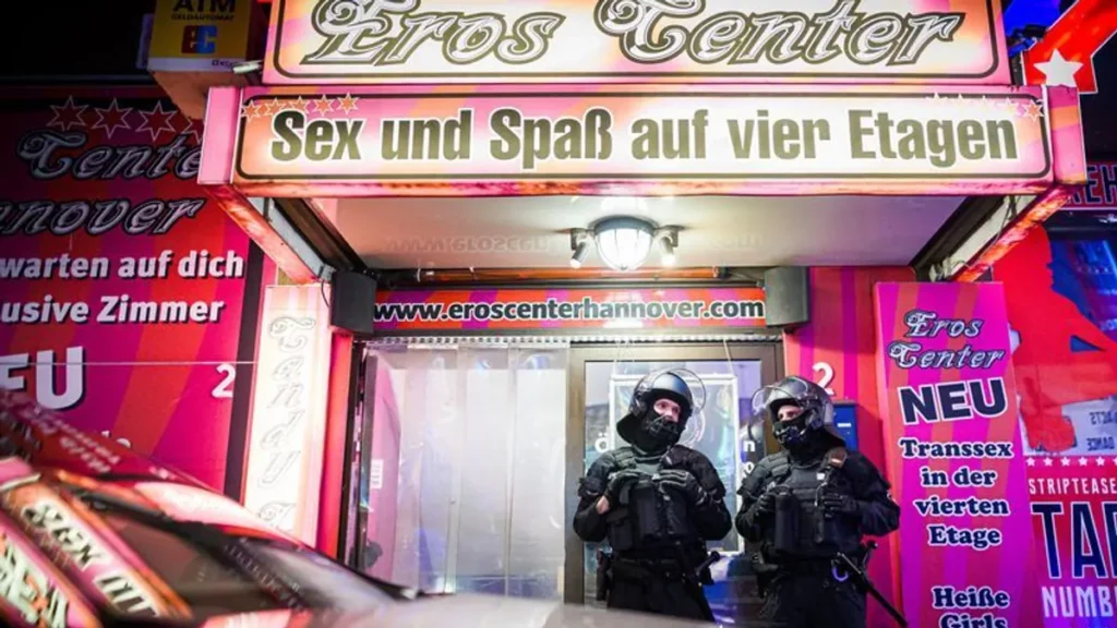 polizisten-im-steintorviertel-die-beamten-sind-in-der-nacht-gegen-die-organisierte-kriminalitaet-vor.webp