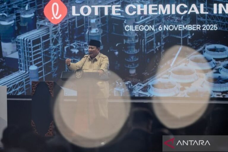 presiden-resmikan-pabrik-lotte-chemical-indonesia-di-kota-cilegon-2661565.jpg