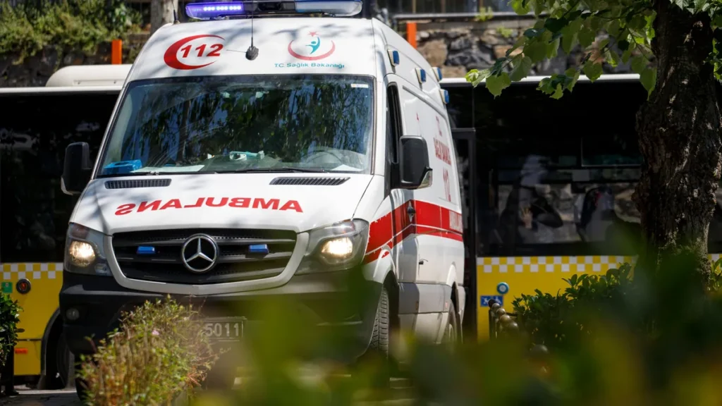 rettungseinsatz-in-istanbul-rettungswagen-in-der-tuerkei-emergency-response-in-istanbul-ambulance-in.webp