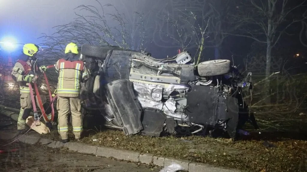 rettungskraefte-stehen-an-einer-ungluecksstelle-an-einem-umgekippten-auto-der-fahrer-kam-aus-noch-un.webp