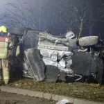 rettungskraefte-stehen-an-einer-ungluecksstelle-an-einem-umgekippten-auto-der-fahrer-kam-aus-noch-un.webp