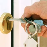 schloss-der-vermieter-kann-verlangen-dass-die-haustuer-abgeschlossen-wird-allerdings-gibt-es-dann-pr.webp