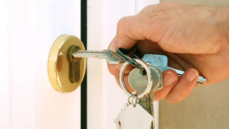 schloss-der-vermieter-kann-verlangen-dass-die-haustuer-abgeschlossen-wird-allerdings-gibt-es-dann-pr.webp