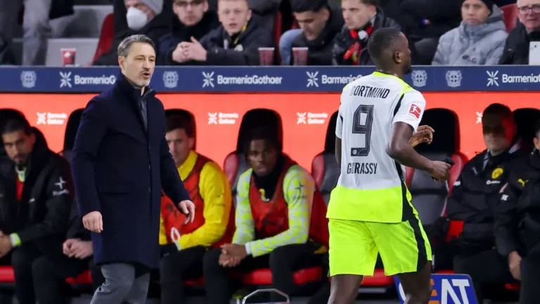 serhou-guirassy-rechts-ignoriert-trainer-niko-kovac-der-bvb-stuermer-war-ueber-seine-auswechslung-sa.webp