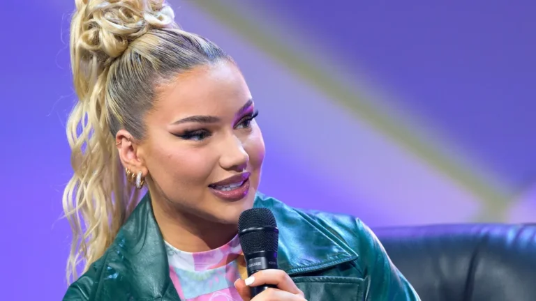 shirin-david-spricht-waehrend-eines-talks-auf-der-buehne-die-rapperin-feiert-grosse-erfolge-mit-ihre.webp