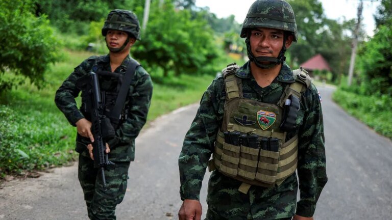 soldaten-der-thailaendischen-armee-patrouillieren-an-der-grenze-zu-kambodscha.jpg