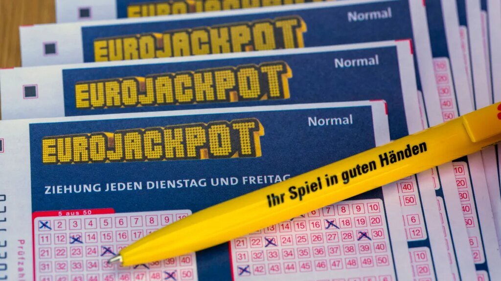 spielscheine-des-eurojackpots-symbolfoto-in-bayern-hat-ein-spieler-rund-980000-euro-gewonnen.jpg