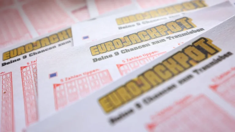 spielscheine-des-eurojackpots-symbolfoto-in-nordrhein-westfalen-hat-am-freitagabend-ein-spieler-eine.webp