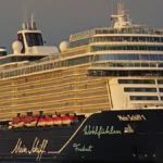 symbolbild-kreuzfahrtschiff-mein-schiff-1-von-tui-cruises-im-abendlicht-modernes-design-mit-groassza.webp