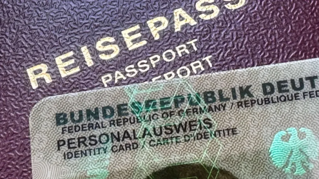 themenfoto-reisepass-und-personalausweis-ab-mai-2025-nur-noch-digitale-passbilder-um-einen-neuen-rei.webp