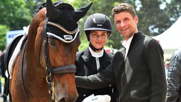 thomas-mueller-r-gemeinsam-mit-ehefrau-lisa-vor-einigen-jahren-in-muenchen.jpg
