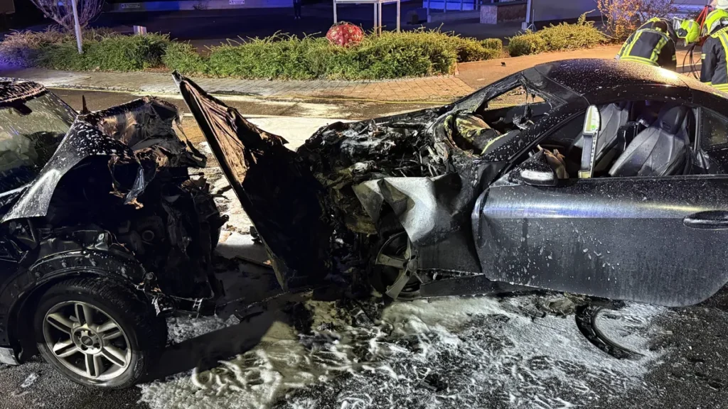 truemmerfeld-in-deggingen-nach-einem-schweren-verkehrsunfall-drei-menschen-wurden-schwer-verletzt.jp_.webp