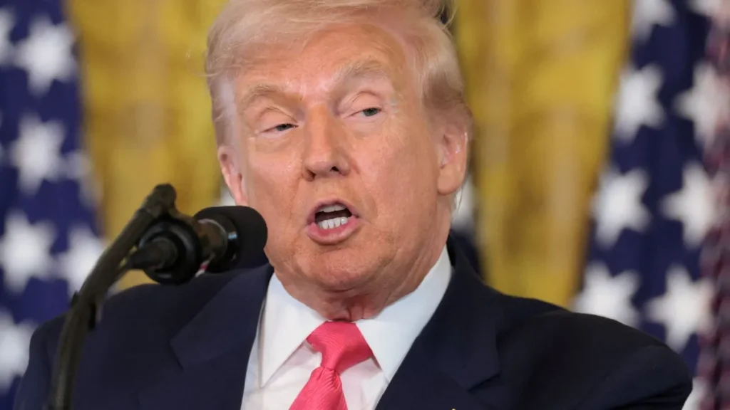 us-praesident-donald-trump-bei-einer-veranstaltung-im-weissen-haus-er-hat-eine-klage-gegen-die-briti.webp