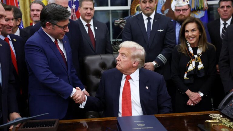 us-praesident-donald-trump-im-oval-office-fragen-sind-erstmals-keine-gewuenscht.jpg