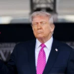 us-praesident-donald-trump-mit-roter-maga-muetze-es-droht-ein-vertrauensverlust-an-der-basis-archivb.webp