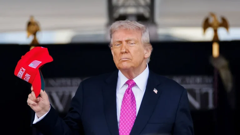 us-praesident-donald-trump-mit-roter-maga-muetze-es-droht-ein-vertrauensverlust-an-der-basis-archivb.webp