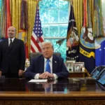 vor-goldenen-vorhaengen-donald.jpg.webp.webp