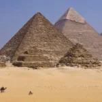 wahrzeichen-des-alten-aegyptens-die-cheops-pyramide-ist-die-aelteste-und-groesste-der-drei-gizeh-pyr.webp