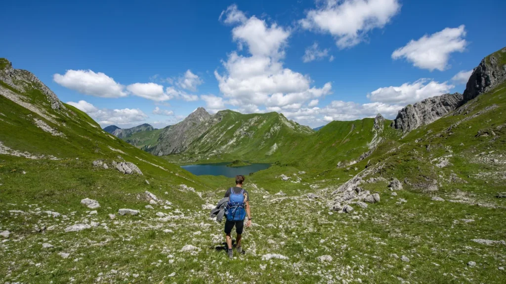 wanderer-auf-dem-jubilaeumsweg-im-hintergrund-der-schrecksee-archivbild-der-wanderweg-gilt-als-anspr.webp