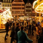 zeitgeschehen-frankfurter-weihnachtsmarkt-frankfurt-26-112024-blick-durch-die-staende-auf-dem-weihna.webp