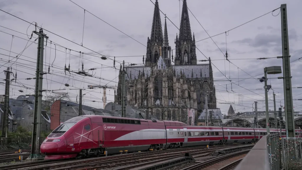 zug-bahn-db-deutsche-bahn-dom-sehenswuerdigkeit-kirche-tourismus-reisen-urlaub-tgv-eurostar-ice-nahv.webp
