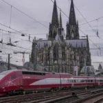zug-bahn-db-deutsche-bahn-dom-sehenswuerdigkeit-kirche-tourismus-reisen-urlaub-tgv-eurostar-ice-nahv.webp