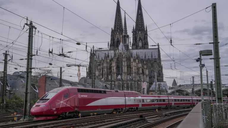 zug-bahn-db-deutsche-bahn-dom-sehenswuerdigkeit-kirche-tourismus-reisen-urlaub-tgv-eurostar-ice-nahv.webp