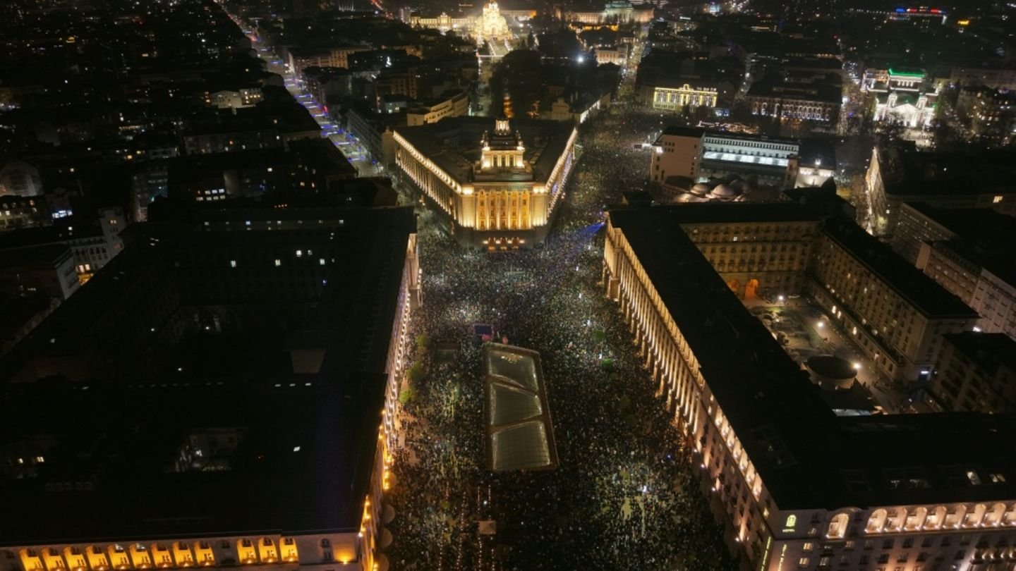 11-proteste-in-sofia-am-mittwochabend-43d192c88c5af3f2.jpg