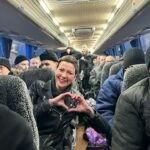 13-kolesnikowa-mit-anderen-freigelassenen-gefangenen-im-bus-fd5e68e360abfbb7.jpg