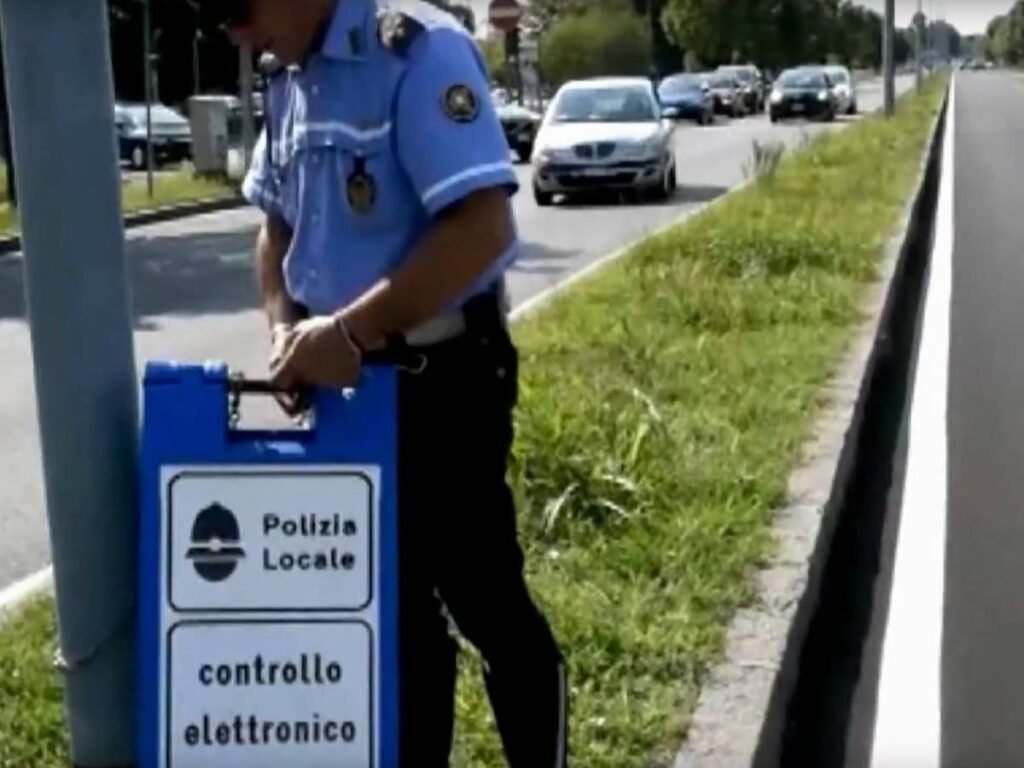 1759235477-autovelox-polizia.jpg