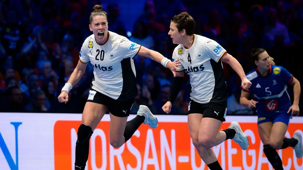 1765691584_Handball-Frauen-WM-Halbfinale-Frankreich-Deutschland-Emily-Vogel-Deutschland-Alina-Grijseels-Deutsch.jpeg