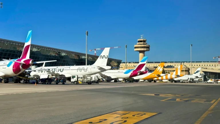 23-072025-beliebtes-reiseziel-der-deutschen-mallorca-airport-palma-de-mallorca-abfluggate-mit-den-ma.webp