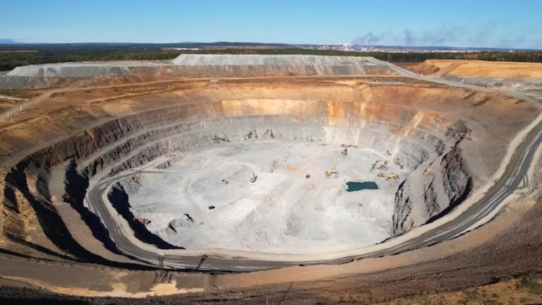 25-zoonarzoonar-24038061-jpgu05-10-an-active-gold-mining-quarry-with-industrial-equipment-view-from.jpeg