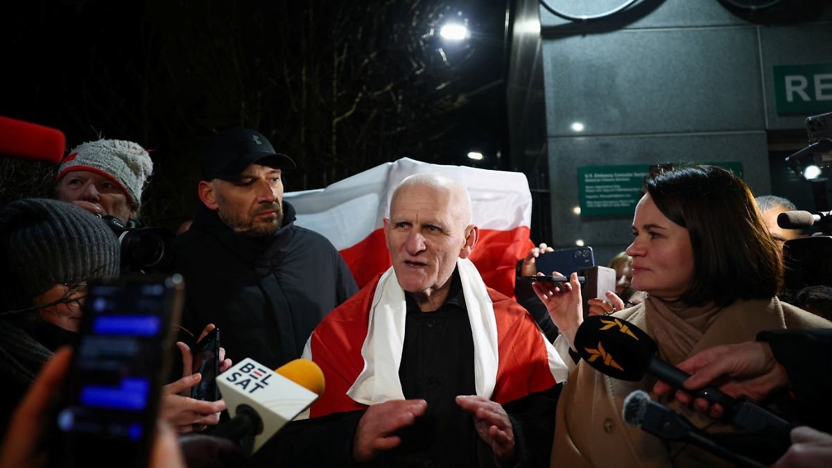 Ales-Bialiatski-a-prisoner-released-from-Belarus-flanked-by-Belarusian-opposition-leader-Sviatlana-T.jpeg