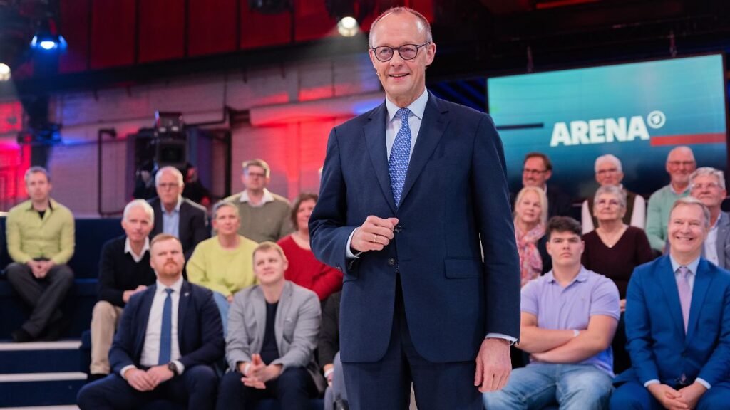 Bundeskanzler-Friedrich-Merz-CDU-steht-vor-der-Live-Sendung-der-ARD-Arena-in-der-Lemo-Kulturhalle-Zu.jpeg