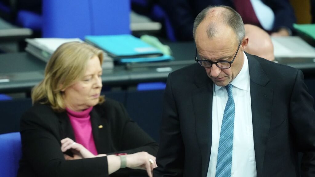 Bundeskanzler-Friedrich-Merz-r-CDU-geht-vorbei-an-Baerbel-Bas-SPD-Bundesministerin-fuer-Arbeit-und-S.jpeg