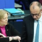 Bundeskanzler-Friedrich-Merz-r-CDU-geht-vorbei-an-Baerbel-Bas-SPD-Bundesministerin-fuer-Arbeit-und-S.jpeg