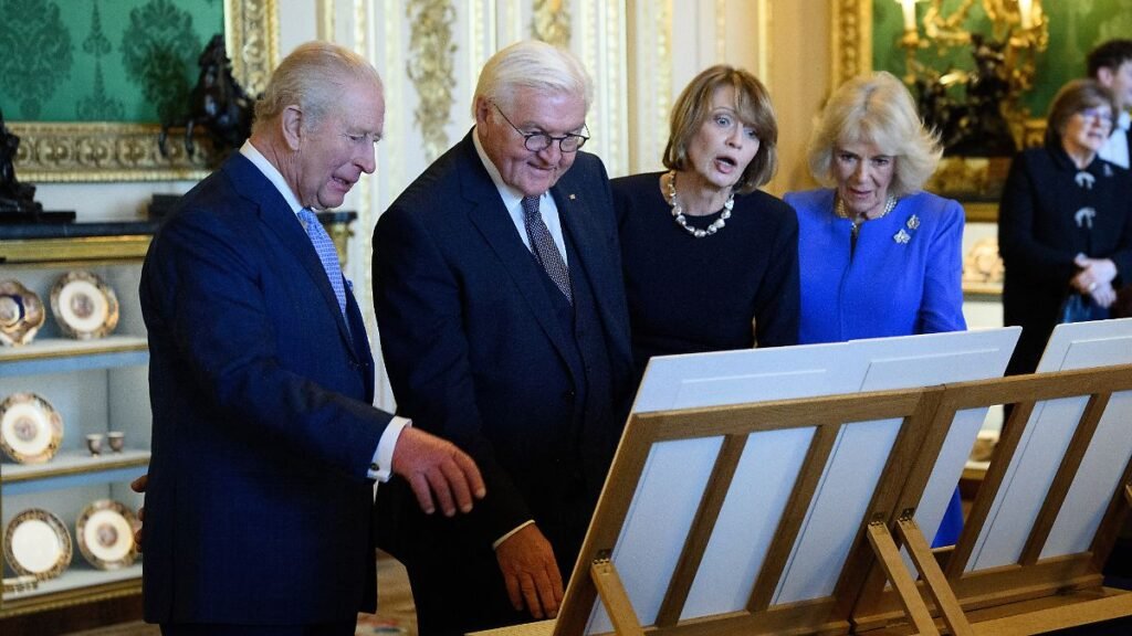 Bundespraesident-Frank-Walter-Steinmeier-2-v-l-und-seiner-Frau-Elke-Buedenbender-M-werden-zusammen-m.jpeg