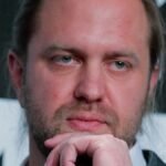 CROP-US-Regisseur-Carl-Rinsch-posiert-fuer-Fotografen-waehrend-einer-Pressekonferenz-zur-Promotion-s.jpeg