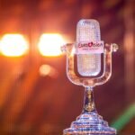 Das-Glasmikrofon-als-Auszeichnung-fuer-den-Gewinner-des-69-Eurovision-Song-Contests-Insgesamt-37-Act.jpeg