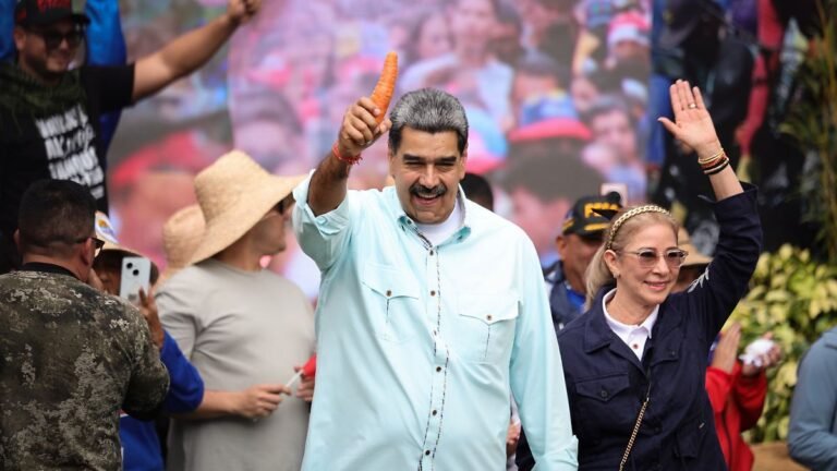 Der-venezolanische-Praesident-Nicolas-Maduro-M-laesst-sich-an-dem-Tag-an-dem-die-venezolanische-Oppo.jpeg