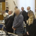 Die-Angeklagten-und-ihre-Anwaelte-stehen-auf-als-das-Gericht-den-Saal-betritt-Nach-fast-zwei-Jahren.jpeg