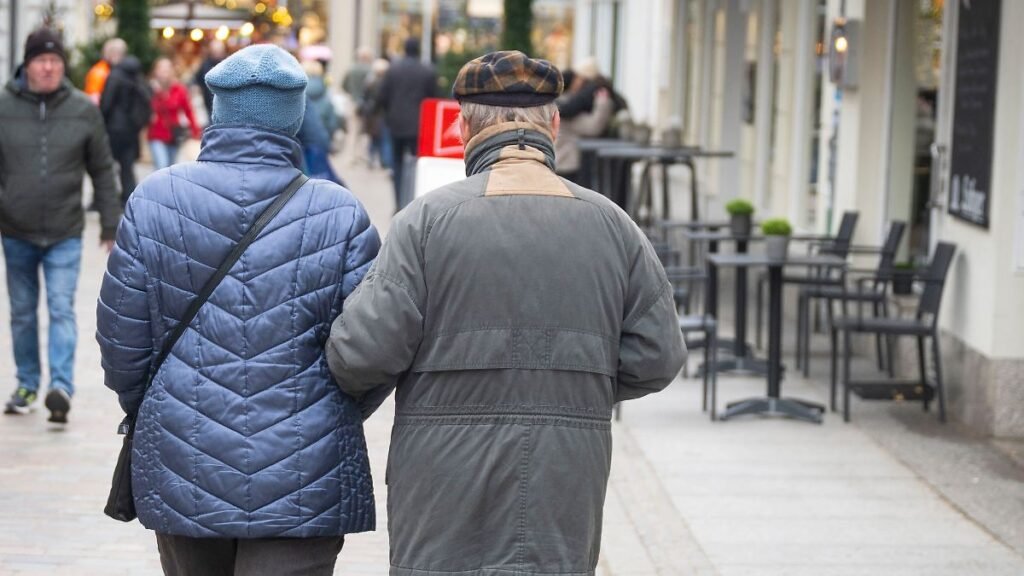 Ein-aelteres-Paar-geht-Arm-in-Arm-durch-eine-Einkaufsstrasse-Die-Spitzen-von-Union-und-SPD-wollen-he.jpeg