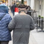 Ein-aelteres-Paar-geht-Arm-in-Arm-durch-eine-Einkaufsstrasse-Die-Spitzen-von-Union-und-SPD-wollen-he.jpeg