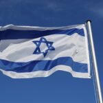 Fahne-von-Israel-flattert-im-Wind-The-flag-of-Israel-flutters-in-the-wind-Copyright-imageBROKER-Andr.jpeg