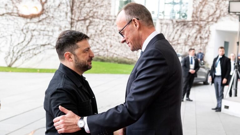 HANDOUT-14-12-2025-Berlin-Bundeskanzler-Friedrich-Merz-CDU-r-begruesst-Wolodymyr-Selenskyj-Praesiden.jpeg