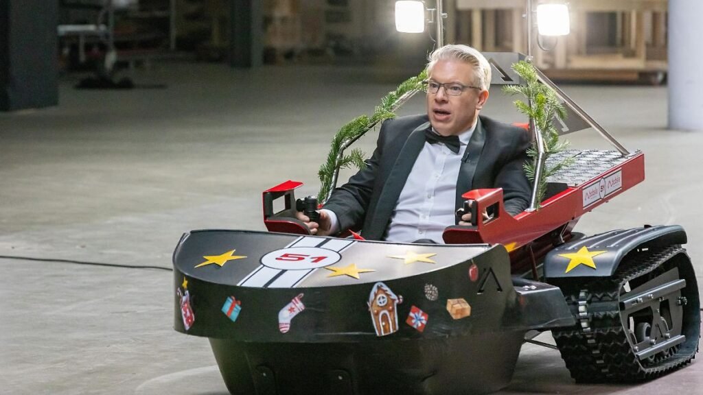 Investor-Frank-Thelen-macht-mit-dem-Elektro-Schneemobil-Bobsla-vor-dem-Studio-eine-Probefahrt-Die-Ve.jpeg