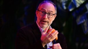 Jimmy-Wales-Mitgruender-von-Wikipedia-spricht-waehrend-der-Vorstellung-seines-Buchs-Trust-Die-7-Rege.jpeg